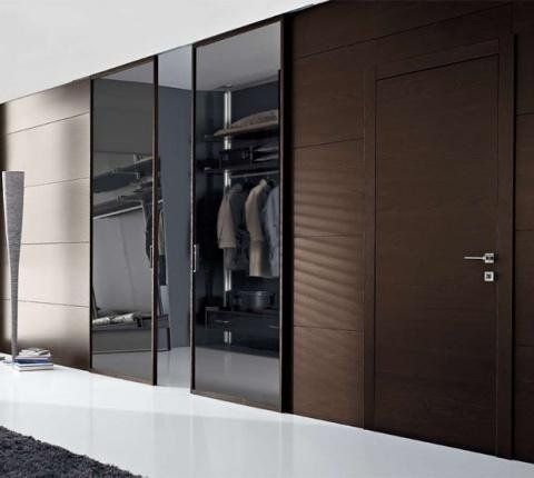 Stanza con porta a scomparsa effetto legno