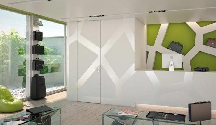 Sala moderna con porta bianca a scomparsa