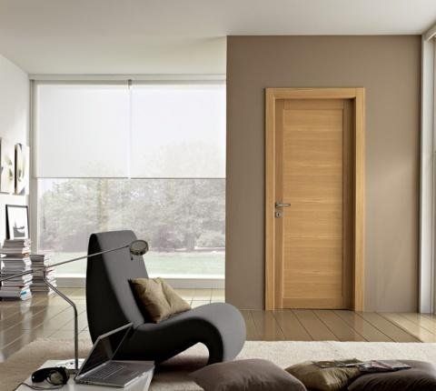 Porta in legno chiaro
