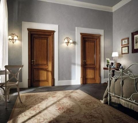 Ambiente elegante con porte in legno classiche