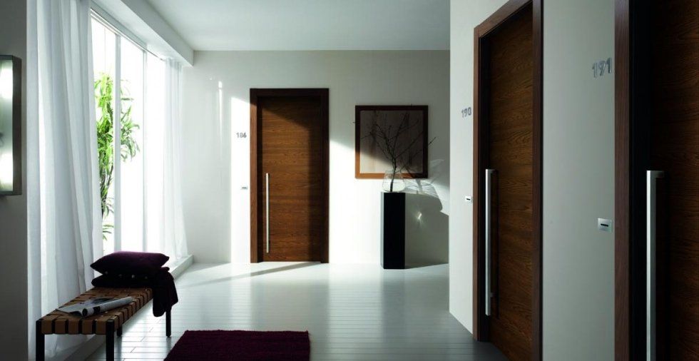 Porta in legno con maniglia verticale in acciaio