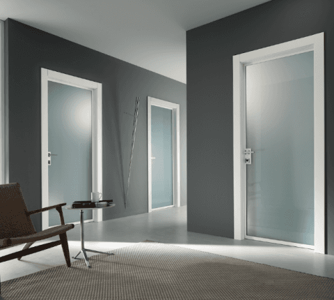 Ambiente con porte opache trasparenti