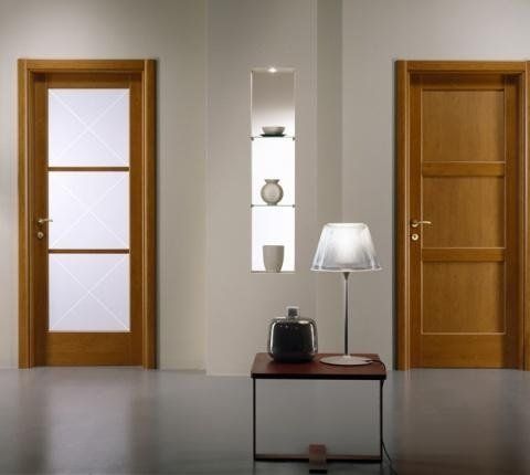 Ambiente con porta finestra e porta effetto legno