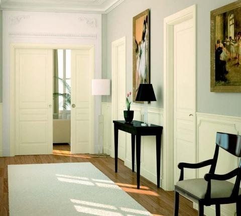 Salotto con porta bianca scorrevole