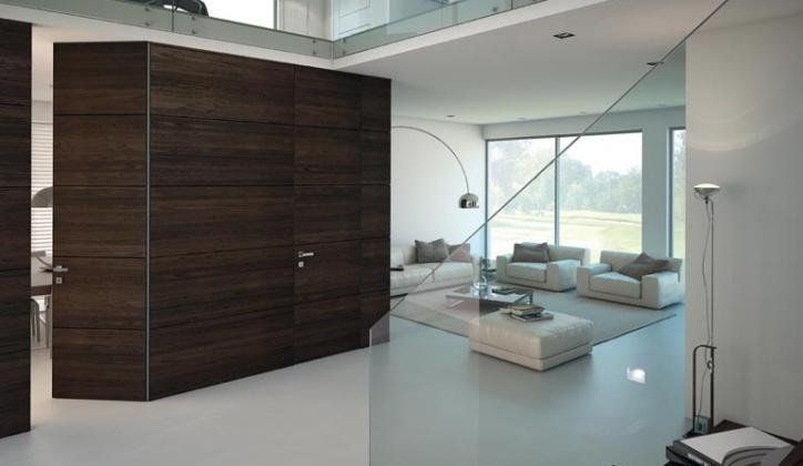 Ambiente con porta in legno