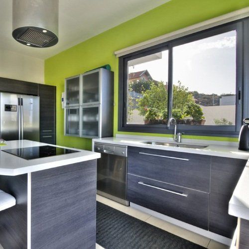 Cucina con finestre in alluminio