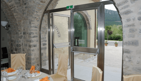 Porta a vetri con struttura in acciaio inox
