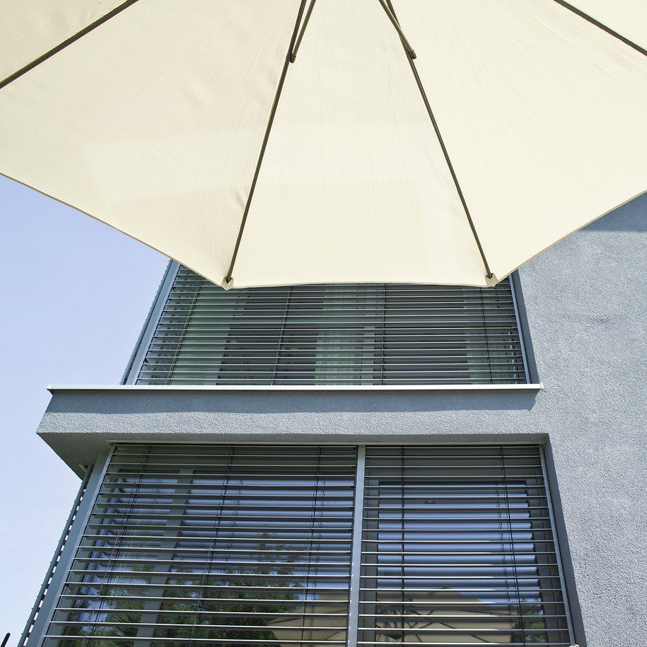 Esterni di palazzo con infissi in PVC