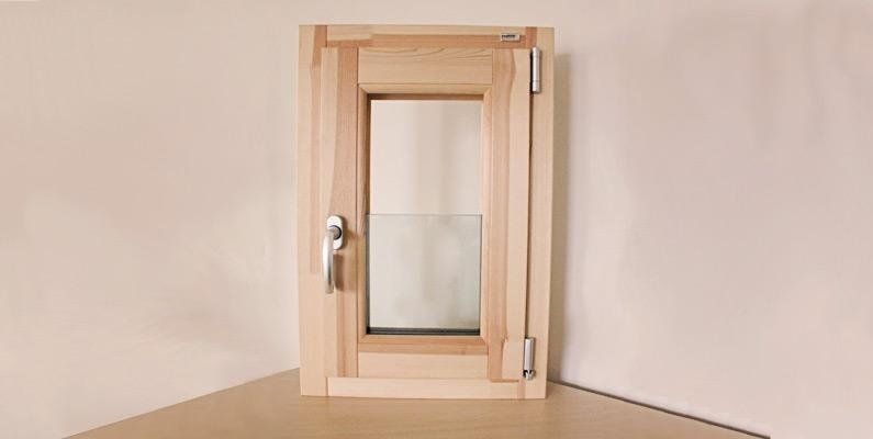 Finestra in legno chiaro chiusa