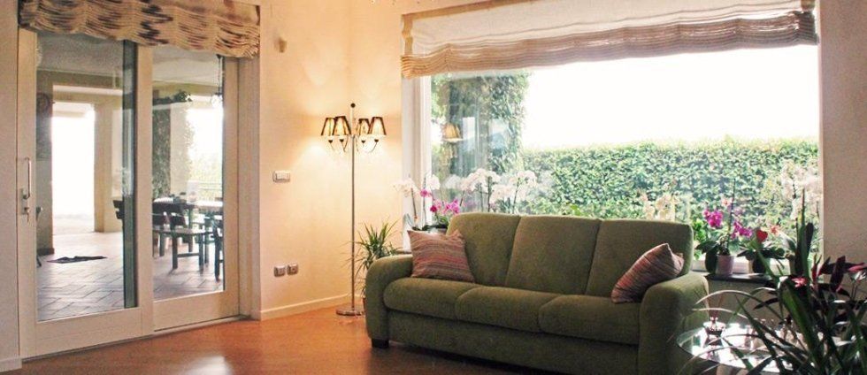Salotto con ampia finestra in legno