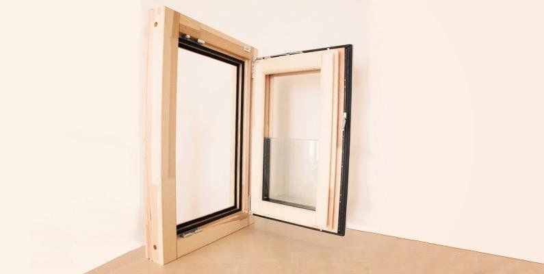 Finestra in legno aperta