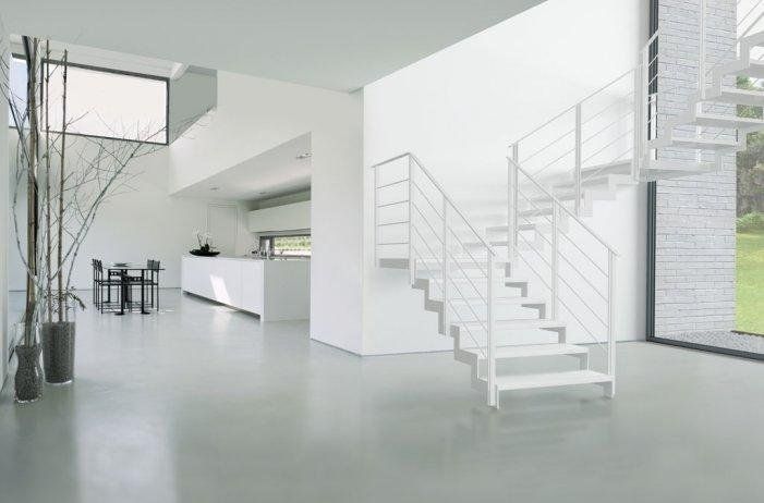 Abitazione moderna con scala bianca
