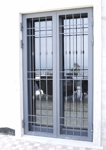 Finestra con inferriate esterne di sicurezza