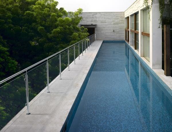 Piscina esterna e balaustra di protezione