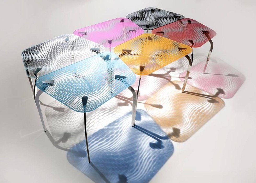 Tavolo di design con piano colorato