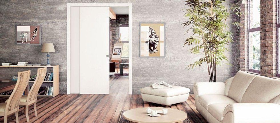 Salotto con parquet rustico e divano bianco