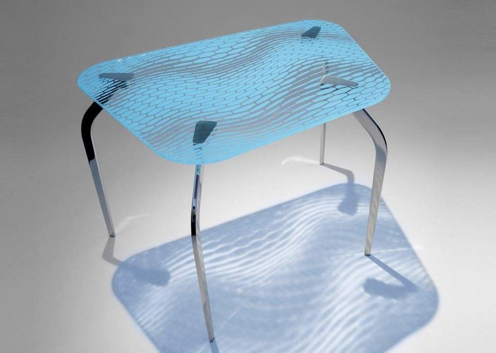 Consolle di design con piano azzurro