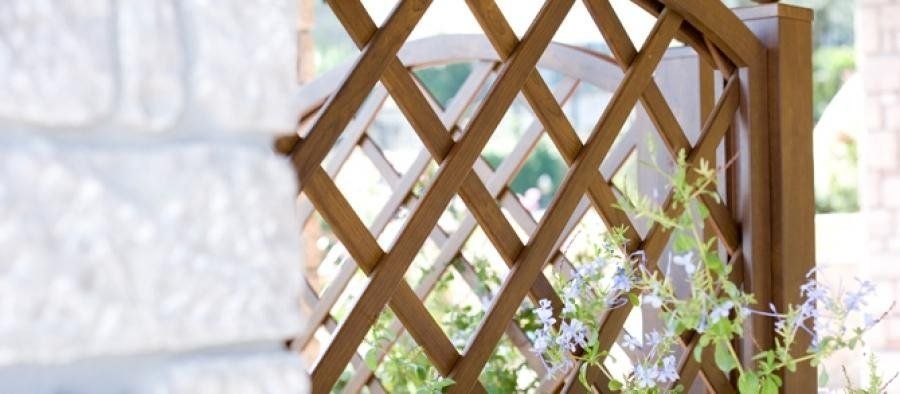 Traliccio da esterni in legno con fiori