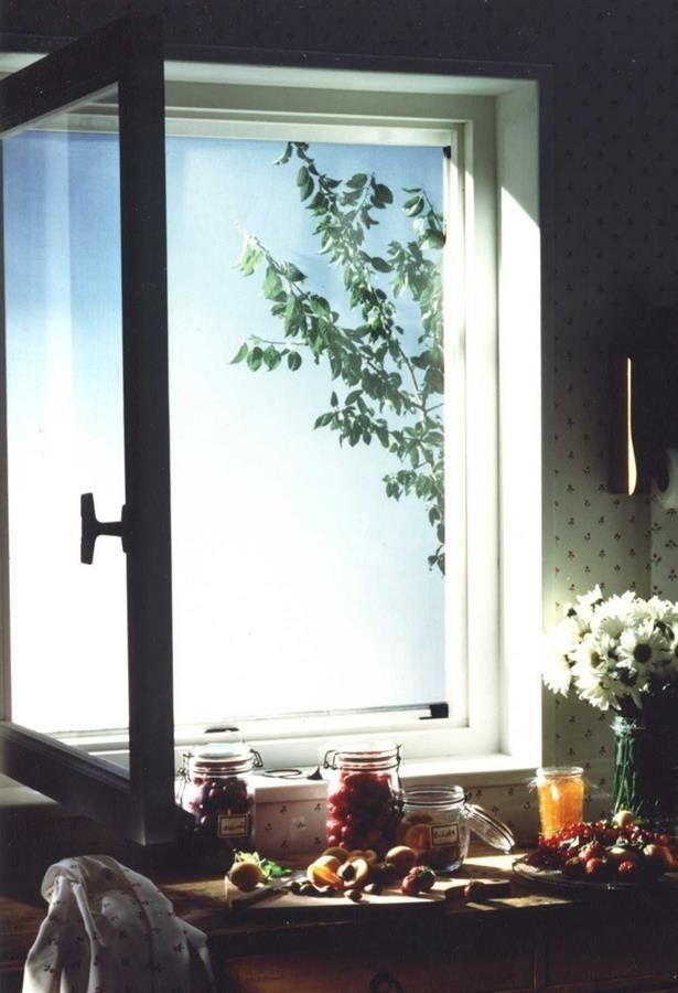 Cucina con tavolo apparecchiato e finestra aperta
