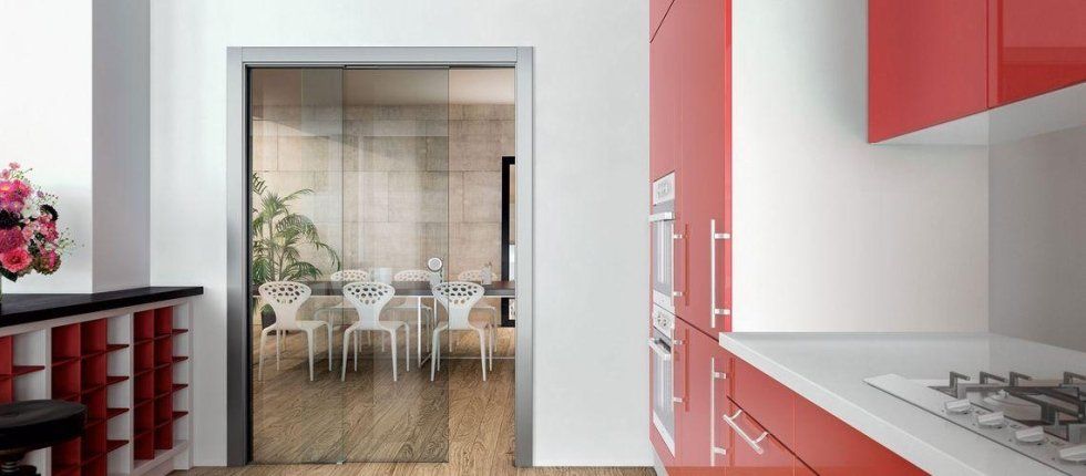 Cucina moderna con frigo e pensili rossi
