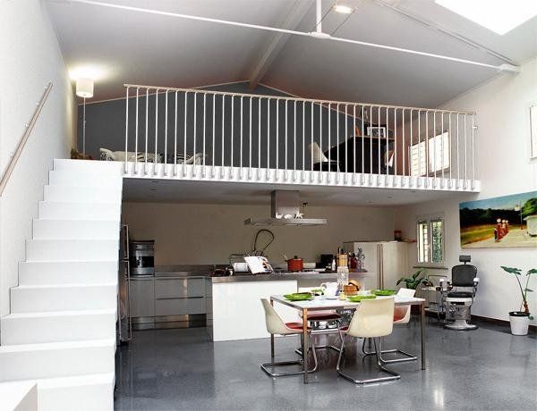 Interni di casa open space con soppalco e balaustra bianca