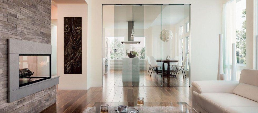 Salotto sofisticato con parquet e caminetto in pietra