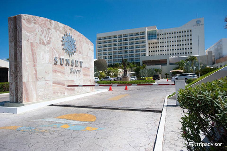 Sunset Royal Beach Resort Entrance — Orlando, FL — Pro Vacation Group