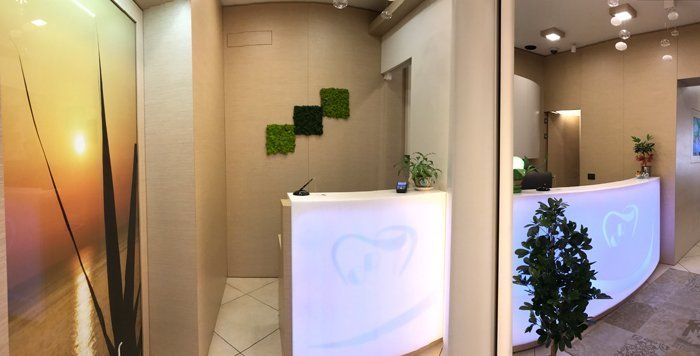 bancone per il ricevimento dei pazienti dello studio dentistico