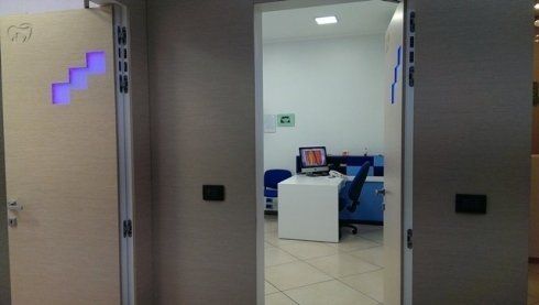 porta aperta di uno studio medico