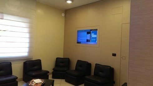 angolo della sala di aspetto con televisione