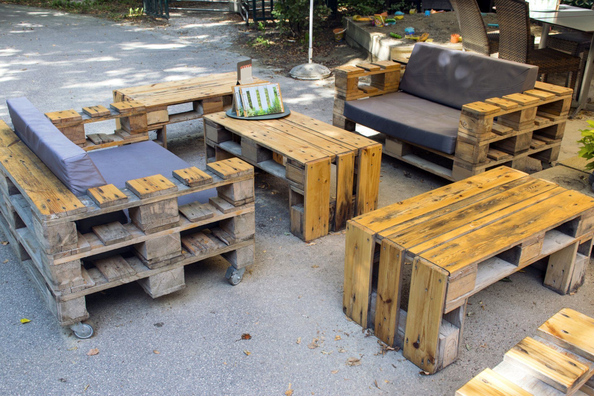 Wood Pallet Chair and Table — Las Vegas, NV — M & H Pallets LLC