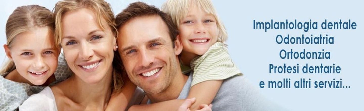 una famiglia sorridente