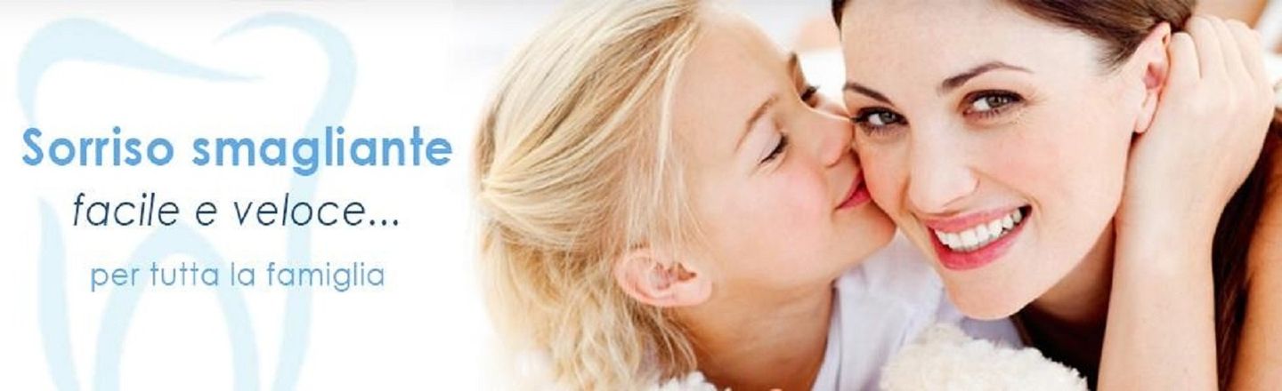 una bambina che bacia la mamma mentre sorride