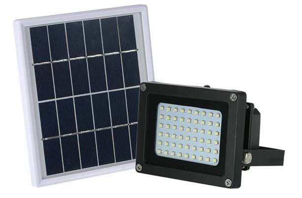 Proyector LED alimentado por energía solar con panel solar independiente sobre fondo blanco.