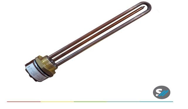 Resistencia eléctrica para calentar agua con base de latón y tubos en forma de U de color cobre sobre fondo blanco.