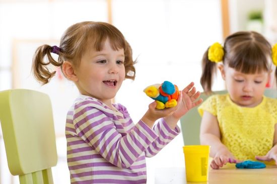 Due bambine che giocano