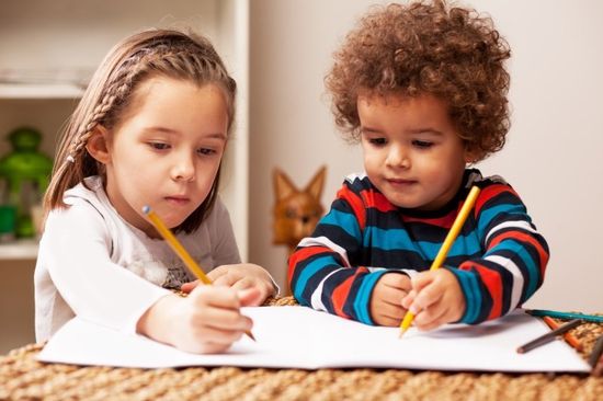 Due bambini che disegnano
