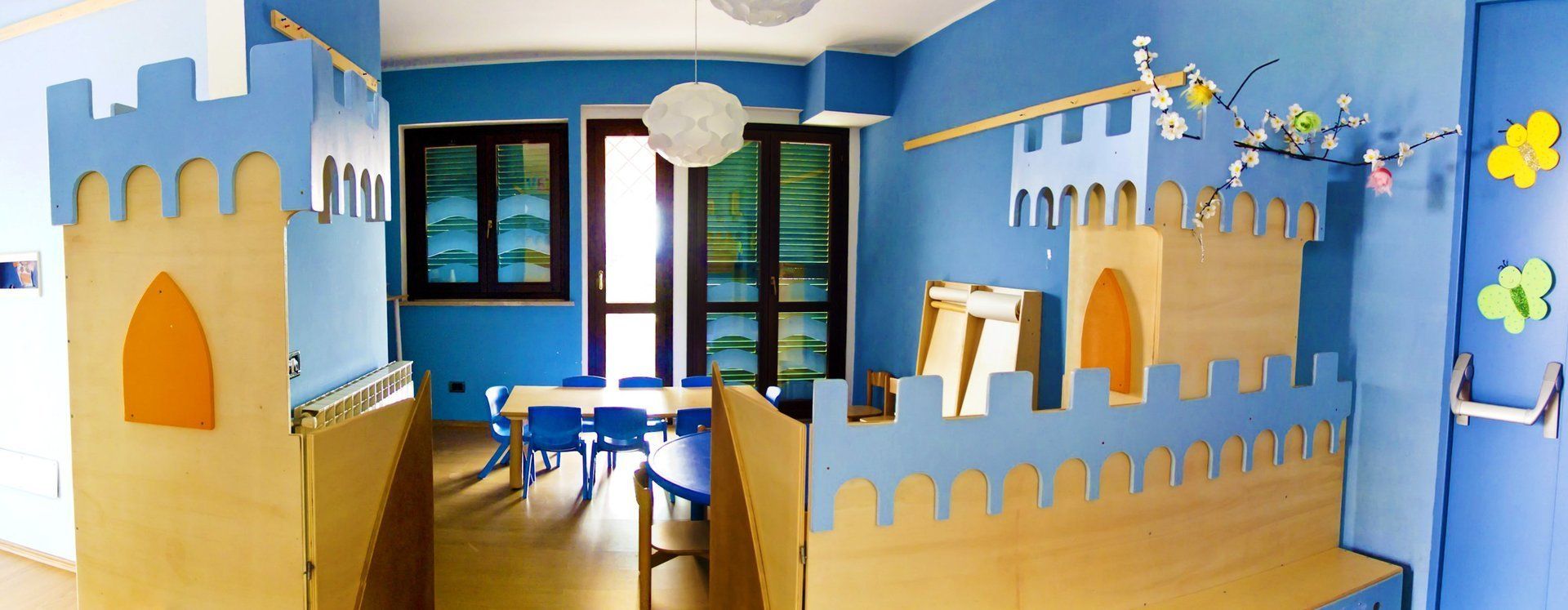 Classe con ricostruzione di un castello in cartone