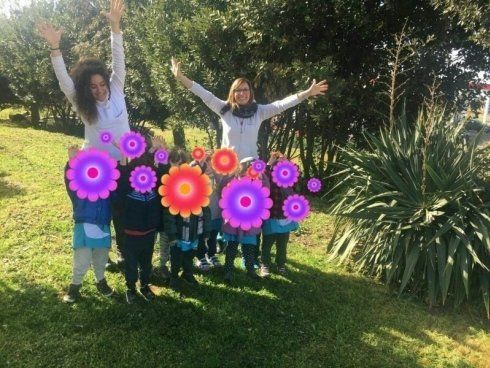 Bambini dell'asilo e due maestre