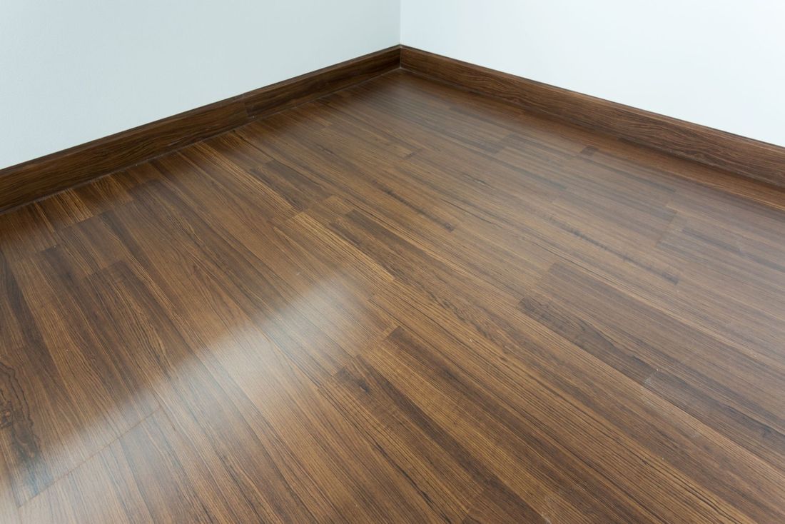 pavimento laminato effetto legno scuro