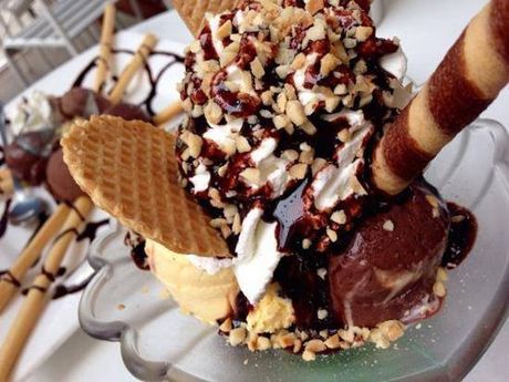 coppa gelato al cioccolato e granella