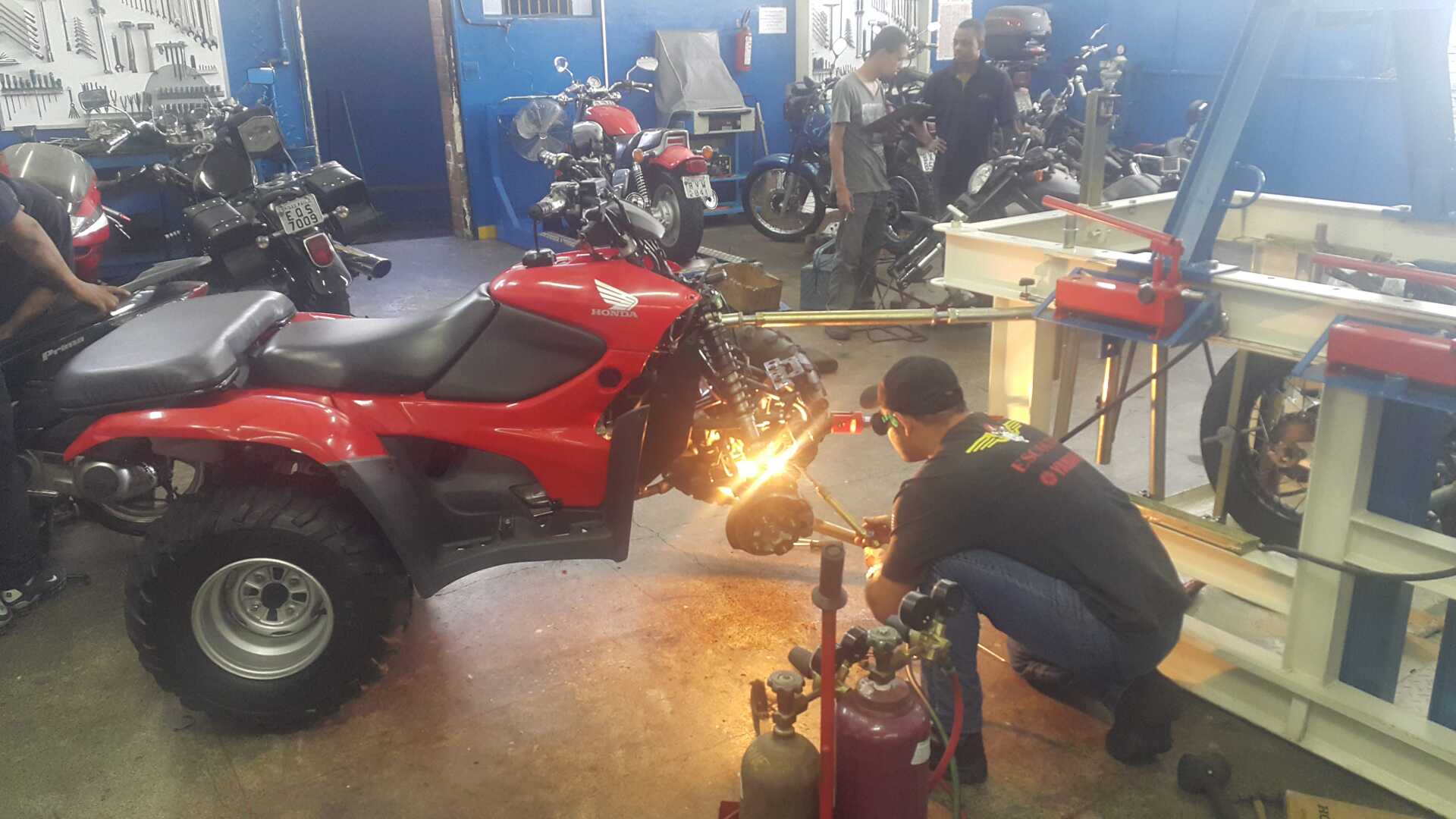 Sala de Motor, Sala de Suspensão, Cabine de Pintura e Jateamento, Dinamômetro, Estação de Soldas, Centro de Usinagem.