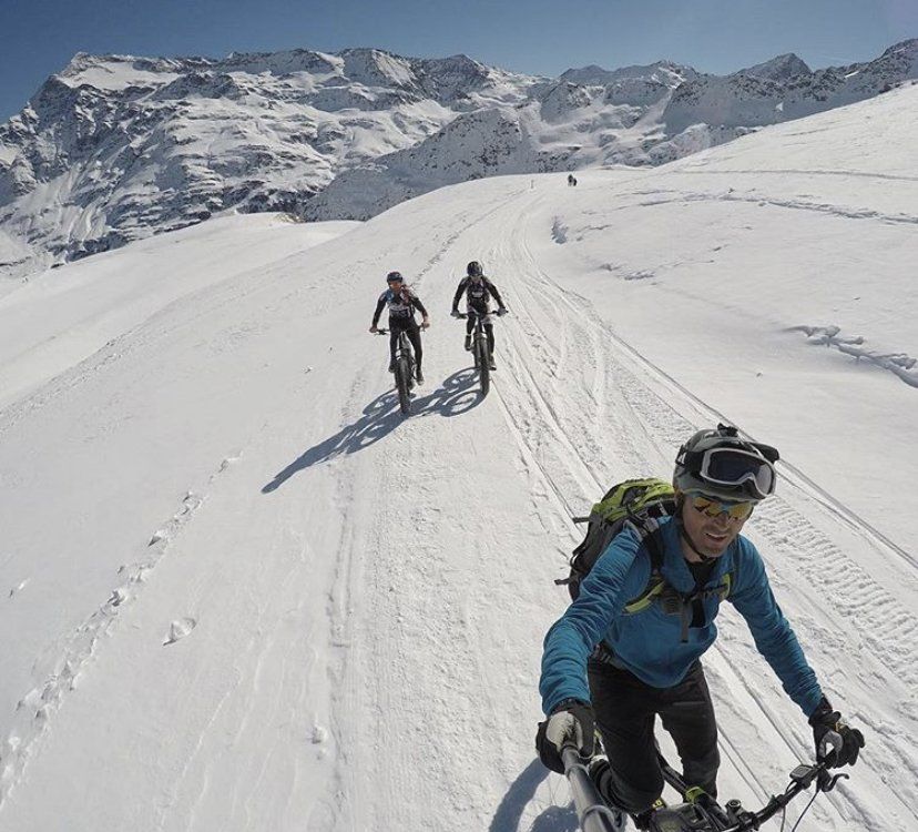 Un gruppo di persone sta andando in bicicletta sulla neve