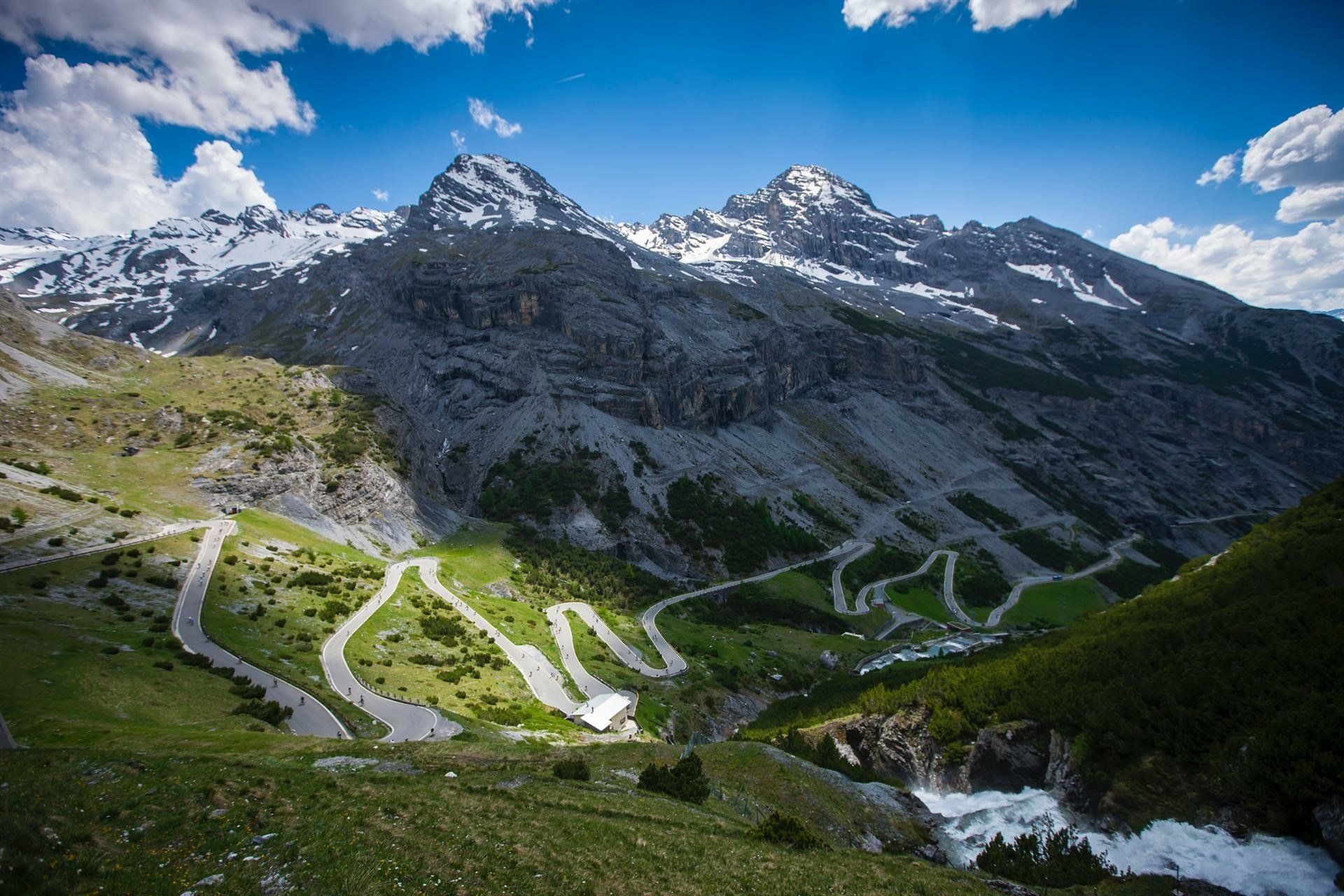 Un paesaggio montano attraversato da una strada