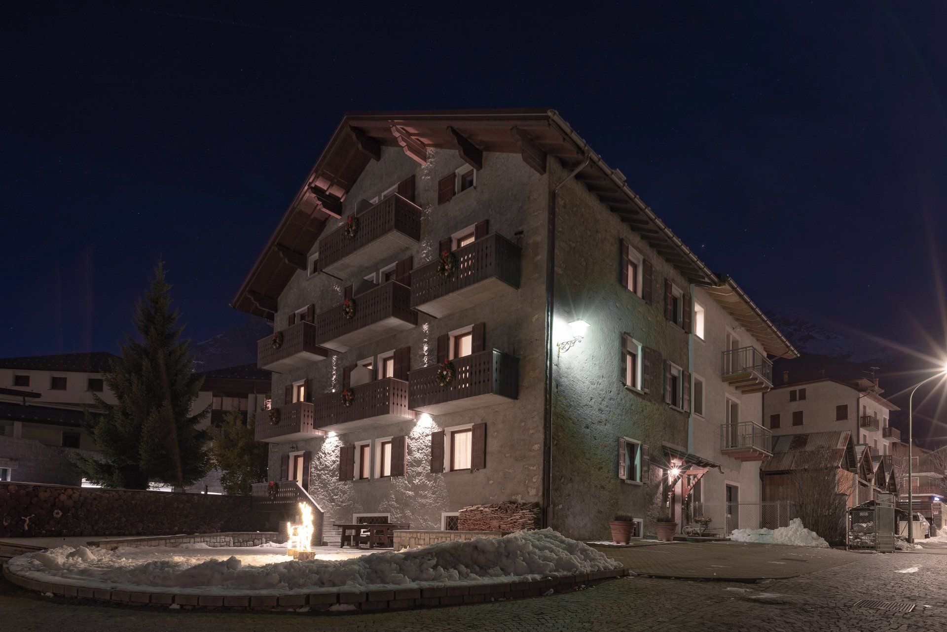Un grande edificio con molte finestre è illuminato di notte.