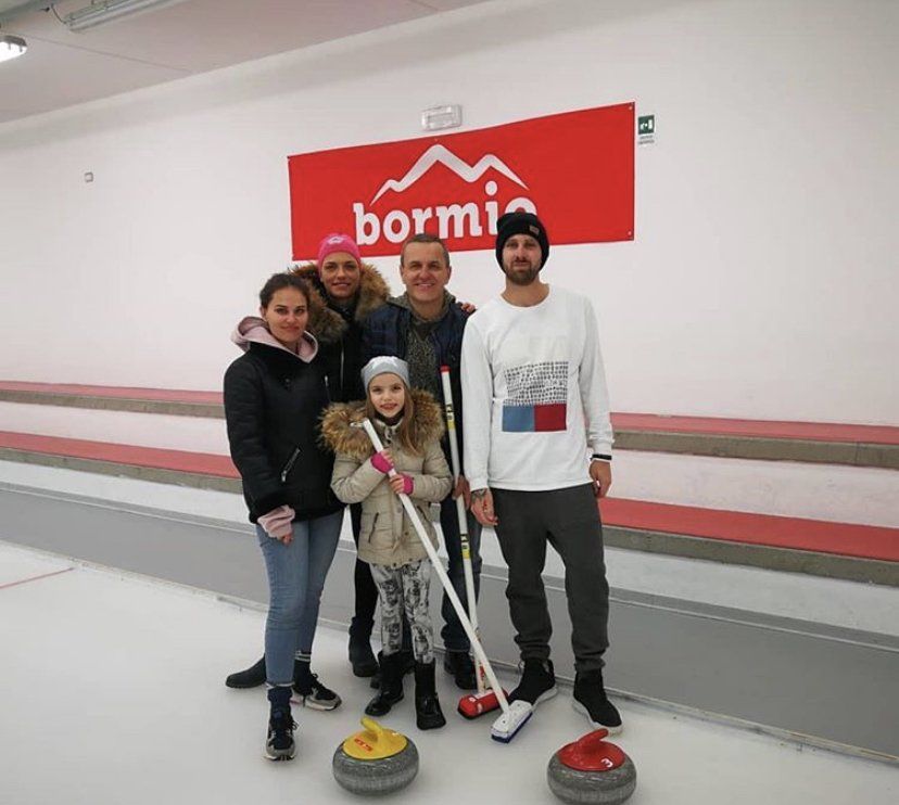 Un gruppo di persone in piedi davanti a un cartello che dice bormi