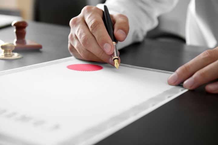 Un notaio che firma un atto giudiziario