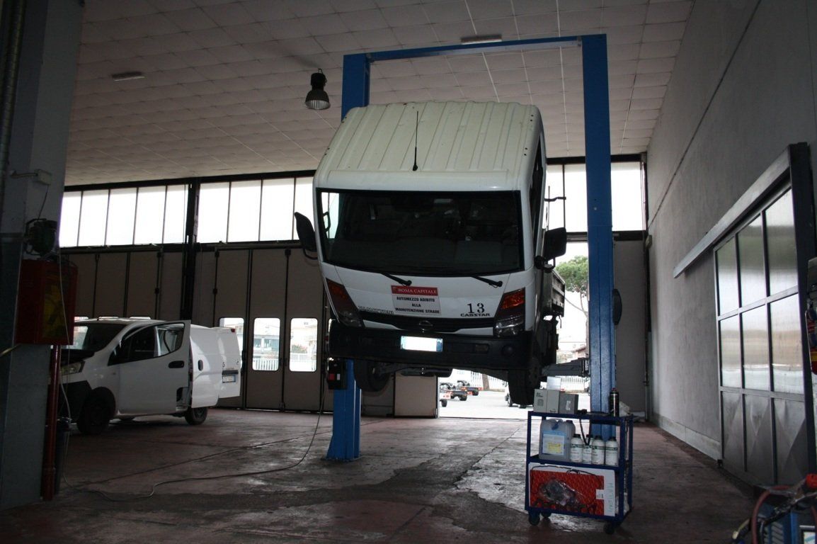 riparazione camion sul ponte in officina 