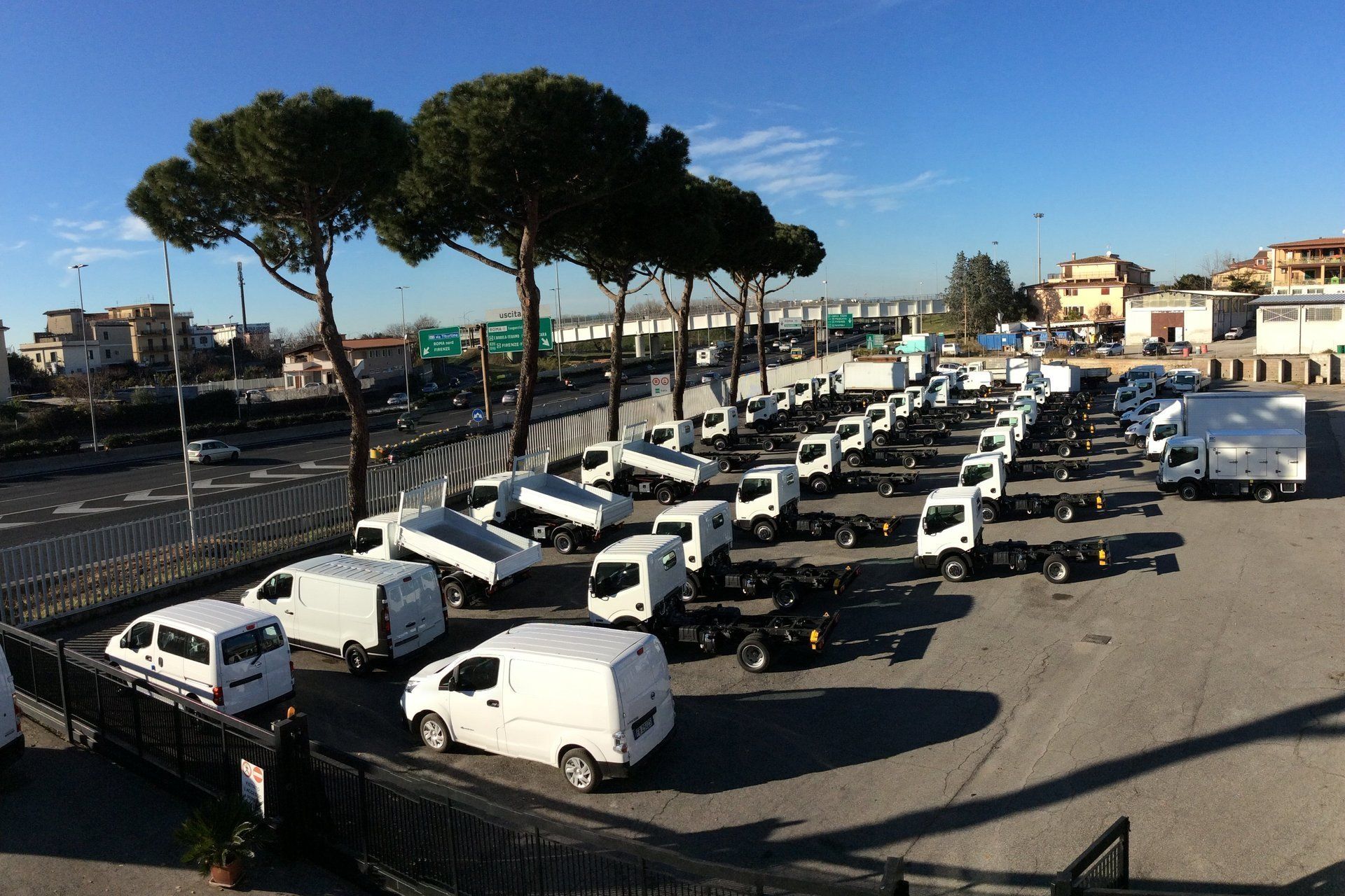 Parcheggio dei veicoli industriali all'ingresso 