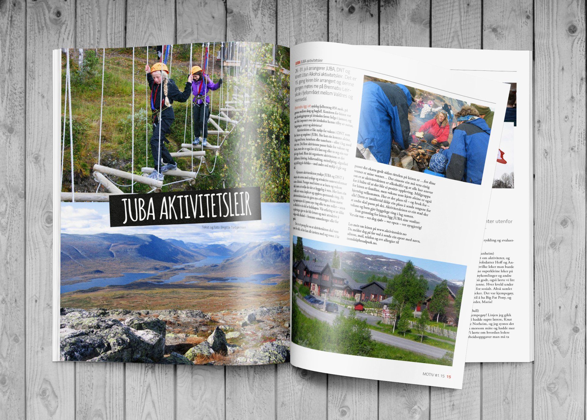 Et blad er åpent til en side med et bilde av en gruppe mennesker